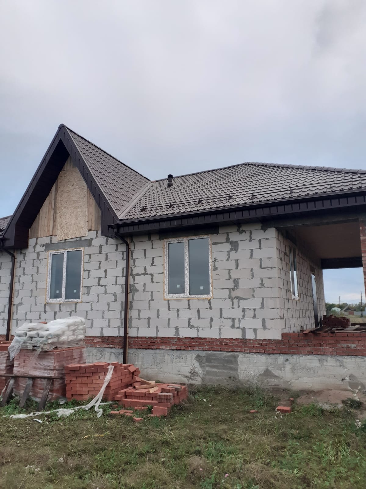 Частный дом с установленной металлочерепичной кровлей